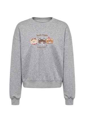 Jasnoszara bluza z trzema wyhaftowanymi twarzami niedźwiedzi noszących akcesoria oraz tekstem "luck bear" nad nimi.