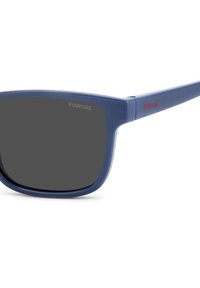 Occhiali da sole in plastica blu con lenti grigie scure. La montatura presenta un design quadrato e il marchio "Polaroid" è posizionato nella parte anteriore e sull'asta in argento.