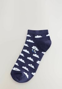 Marinblå ankelstrumpa med vita molnmönster, som har en leende molndesign och små regndroppar. Mjuk stickad tyg med texturerad mudd.