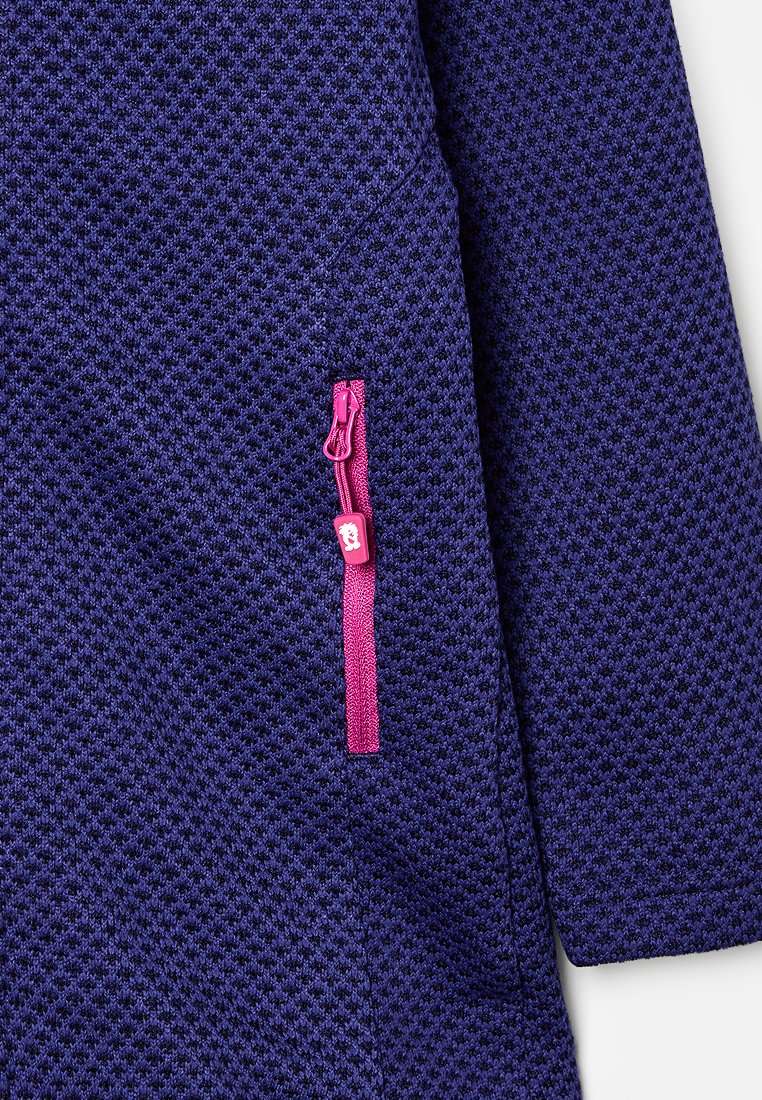Giacca in tessuto testurizzato blu navy con tasca con zip rosa e logo di un orso. Motivo a quadrati su tutto il materiale.