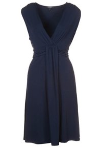 Robe bleu marine sans manches avec un col en V profond, tissu froncé à la taille, jupe évasée fluide, confectionnée dans un matériau doux et léger.