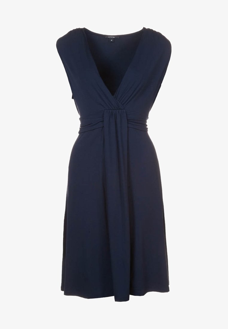 Robe bleu marine sans manches avec un col en V profond, tissu froncé à la taille, jupe évasée fluide, confectionnée dans un matériau doux et léger.