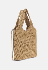 Sac fourre-tout en paille tissée de couleur marron clair avec deux poignées, présentant une finition texturée de couleur unie et une bande latérale blanche contrastante.