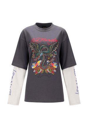 T-shirt grafica grigio scuro con un design colorato di drago e tigre. Maniche lunghe bianche con accenti di testo blu. Materiale in cotone, vestibilità comoda.