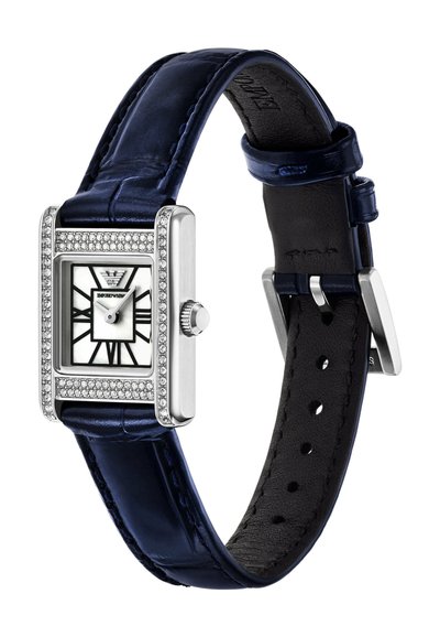 Silberne rechteckige Uhr mit einem Zifferblatt aus weißem Perlmutt, schwarzen Stundenmarkierungen und Diamantakzenten, montiert an einem dunkelblauen Lederarmband.