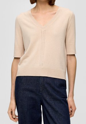 Beige gestrickter Pullover mit V-Ausschnitt, kurzen Ärmeln und einem dezenten Muster aus kleinen Löchern in der Mitte. Weiche Textur, gerippter Saum.