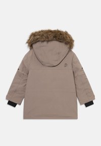 Parka in taupe per bambini, con cappuccio foderato in pelliccia e polsini interni neri, vista da dietro su sfondo bianco.