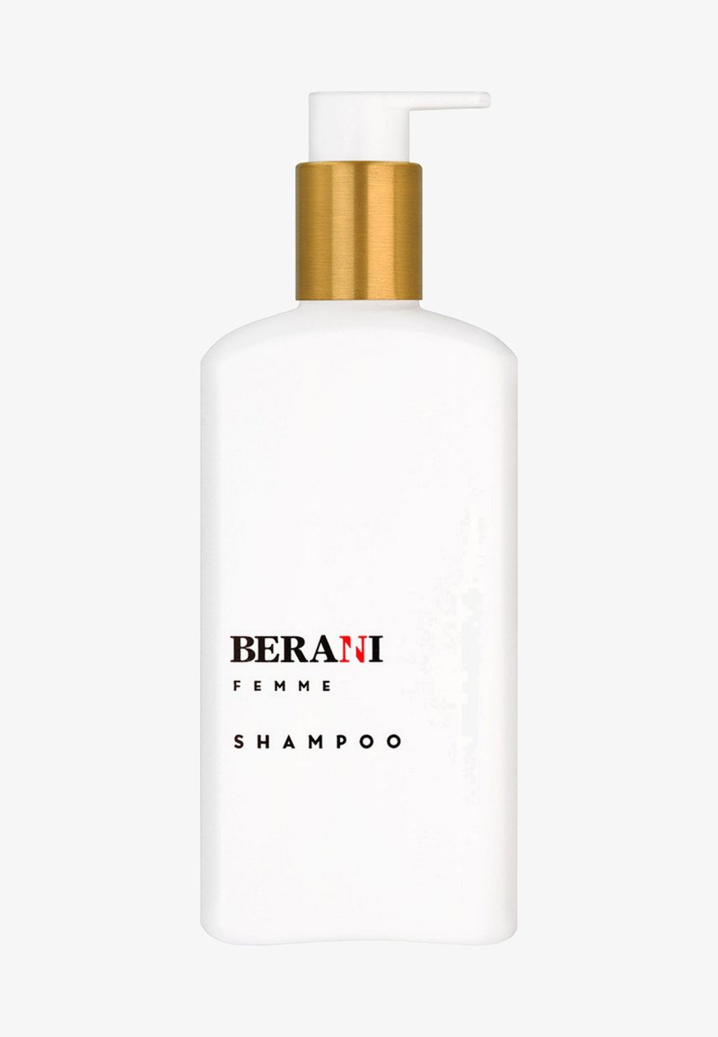 Biała butelka szamponu z złotym dozownikiem i metalowym akcentem. Zawiera czarny i czerwony napis "BERANI FEMME SHAMPOO". Zaokrąglone krawędzie.