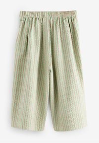 Shorts rayés en tissu léger. Présente des rayures verticales beiges et vert menthe, avec une taille élastique pour plus de confort.