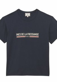 T-shirt en coton bleu marine avec un col rond. Présente le texte blanc "INES DE LA FRESSANGE PARIS" avec des lignes d'accent rouge. Manches courtes.