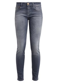 Jeans ajustados en denim azul oscuro. Presentan una cintura de altura media, bolsillos frontales y un ligero detalle de desgaste cerca de las rodillas. Cierre con botón de latón.