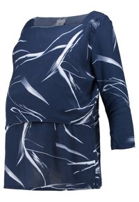 Top premaman in tessuto blu navy con motivi astratti bianchi a pennellate, maniche a tre quarti e una vestibilità ampia.