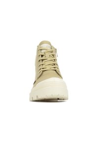 Sneaker alta beige in tela con suola in gomma testurizzata. Presenta occhielli in metallo e lacci frontali. Accentuato con un'etichetta con il marchio.