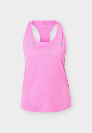 Maiou sport roz aprins fără mâneci, cu design racerback și logo-uri mici reflectorizante New Balance pe piept.