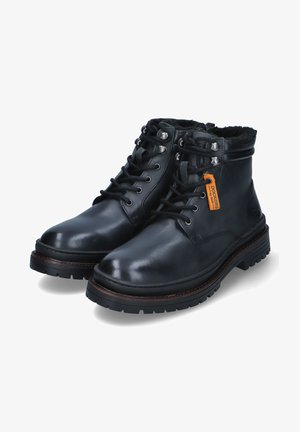 Stivali alla caviglia in pelle nera con una texture liscia, punta rotonda, lacci frontali, occhielli in metallo e suola in gomma. Presentano un collare foderato in pelliccia.