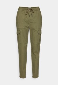 Pantalones cargo verde olivo hechos de algodón con cinturilla elástica y cordón. Presenta dos bolsillos laterales y piernas ajustadas.