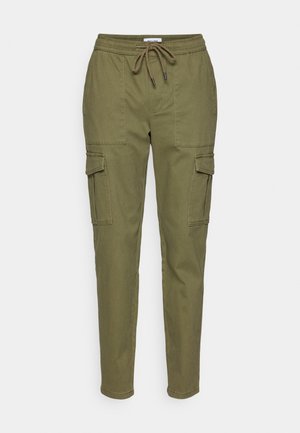 Pantaloni cargo verde oliva realizzati in cotone, con vita elastica e cordoncino. Presentano due tasche laterali e gambe affusolate.