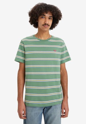 T-shirt vert à rayures en coton, présentant des rayures horizontales blanches, bleues et jaunes, un col rond et un petit logo rouge sur la poitrine.