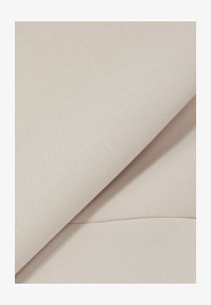 Heledad helebež riie, millel on sile tekstuur ja peen mustriga, volditud, et näidata mitmeid kihte ja kerget läiget.