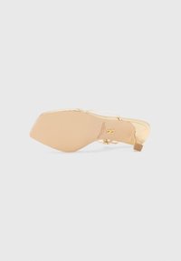 Sandal con tacco alto beige, con punta quadrata, sottile cinturino alla caviglia e superficie liscia e lucida. Suola leggera con dettagli testurizzati.