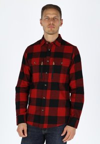 Rood en zwart geruite flanellen shirt met een button-down kraag, twee borstzakken en zwarte accenten. Heeft een rechte snit en lange mouwen.