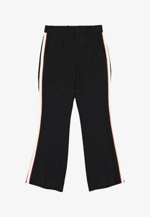 Schwarze maßgeschneiderte Hose mit weitem Bein, mit weißen und roten vertikalen Seitenstreifen und Gürtelschlaufen in der Taille.