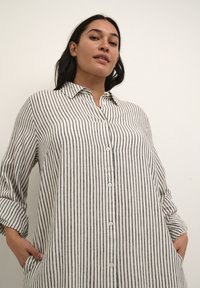 Kaffe Curve KCMILLE - Abito a camicia - chalk black stripe