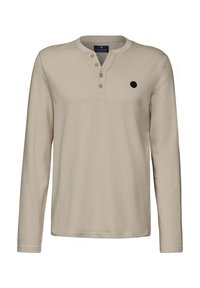 Beige košile s dlouhým rukávem z texturované látky, vybavená knoflíkovým henley výstřihem a malým černým logem na prsou.