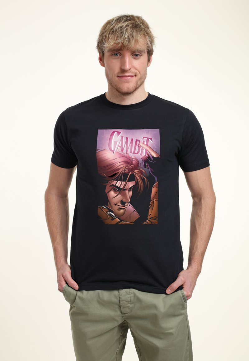 Svart bomulls t-shirt med en färgglad grafisk design i seriestil av en karaktär vid namn Gambit, med fet text ovanför och rika detaljer i hans hår och kläder.