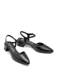 Scarpe slingback in pelle nera con punta affusolata, tacco basso a blocco e cinturino alla caviglia regolabile. Texture liscia con hardware minimale.
