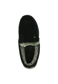 Chausson en daim noir avec doublure en fourrure grise, bout arrondi et couture tressée sur le bord. Présente un petit accent métallique circulaire.