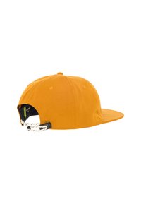 Casquette orange à visière plate, fabriquée à partir d'un tissu texturé. Elle dispose d'une sangle ajustable en plastique et d'un détail de cordon blanc contrastant.