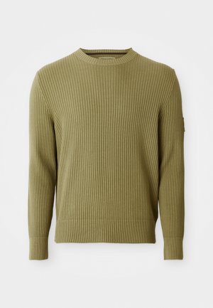 Sweter z prążkowanej dzianiny w oliwkowym kolorze, z długimi rękawami i okrągłym dekoltem, z dopasowanymi mankietami oraz małą naszywką po lewej stronie rękawa.