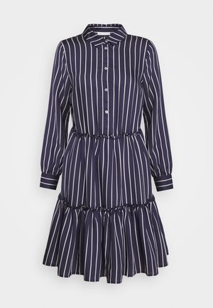 Vestito camicia blu navy con strisce verticali bianche, chiusura frontale con bottoni, maniche lunghe, vita elasticizzata e orlo arricciato.