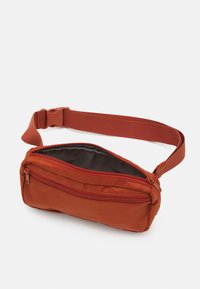 Levi's® MEDIUM BANANA SLING  EMBROIDERED BATWING UNISEX - Bolsa de cintura - dull red