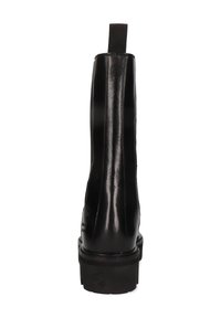 Botín negro de cuero con un acabado suave, punta cuadrada y suela de goma negra elevada. Cuenta con una lengüeta en la parte posterior.