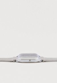 Orologio in acciaio inossidabile argento con quadrante rettangolare, cinturino a maglia e design minimalista. L'orologio presenta una copertura in vetro trasparente e una corona laterale.