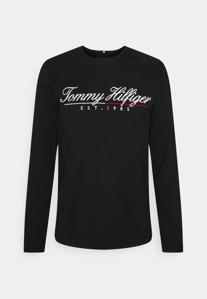 T-shirt a maniche lunghe nera in cotone, con logo ricamato "Tommy Hilfiger" in bianco e rosso e "EST. 1985" sottostante.