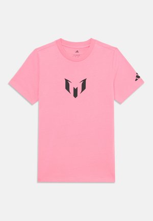 Rosa t-skjorte med korte ermer laget av myk kvalitet, med en svart geometrisk logo i midten og små svarte detaljer på ermene.