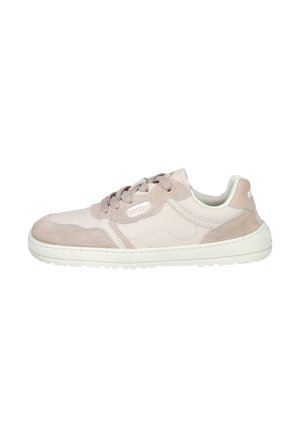 Zapatillas de deporte rosa claro con materiales de ante y cuero, punteras redondas, diseño con cordones y suela blanca. Cuenta con un logo en el costado.