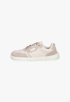 Zapatillas de deporte rosa claro con materiales de ante y cuero, punteras redondas, diseño con cordones y suela blanca. Cuenta con un logo en el costado.