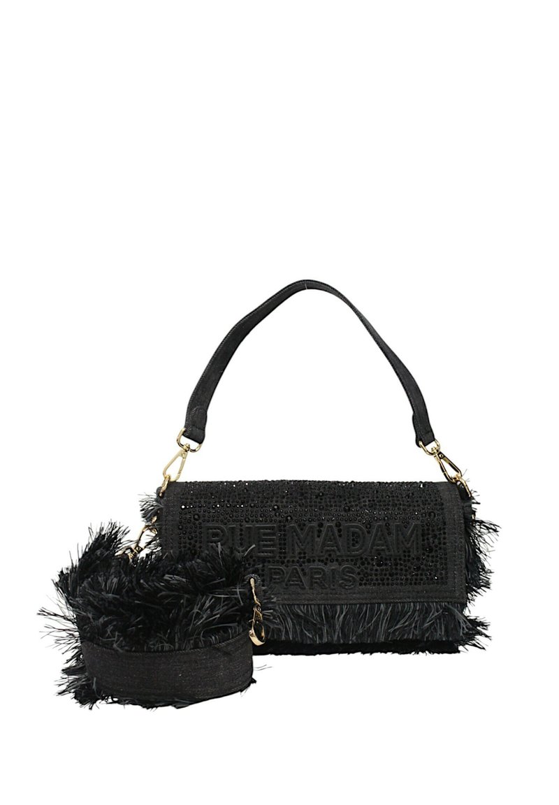 Borsa nera con dettagli in frange, con superficie texturizzata, manico rigido e accessori metallici. Include una borsa più piccola staccabile.
