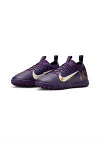 Scarpe da ginnastica viola con tomaia texture, dettagli gialli e logo swoosh bianco. Progettate con suole ammortizzate e tasselli per la trazione.