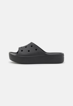 Sandalo slip-on nero realizzato in materiale resistente. Presenta fori di ventilazione, una fascia superiore ampia e una suola spessa e testurizzata per una migliore aderenza.