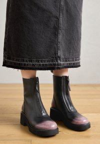 Unselected, black/mauve