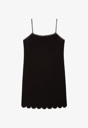 Schwarzes Slip-Kleid mit dünnen Trägern, das einen wellenförmigen Saum mit kleinen silbernen Nieten verziert. Glatter Stoff mit figurbetonter Silhouette.