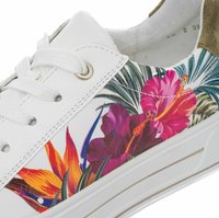 Sneaker bianco con design floreale che presenta fiori rosa, viola e arancioni, foglie verdi e particolari beige. Stile con lacci e dettagli testurizzati.