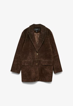 Brūns zamšs bleizers ar iegriezumu apkakli, divām priekšējām kabatām, vienu pogu aizdari un gludu iekšējo oderi.