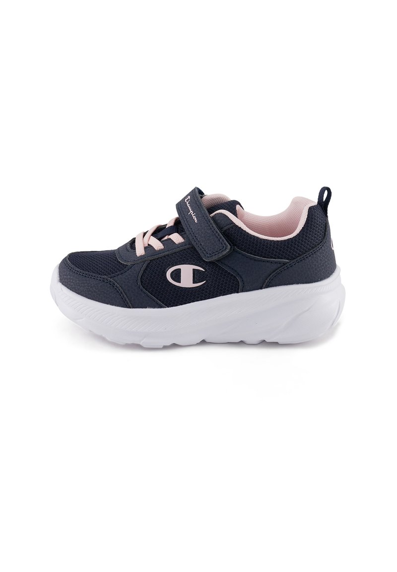 Granatowe buty sportowe z siateczkową cholewką, różowymi akcentami, sznurowaniem i zapięciem na rzep, białą, amortyzującą podeszwą oraz logo na boku.