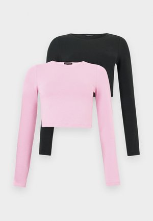 Conjunto de dos crop tops de manga larga: uno rosa y otro negro, hechos de tela suave y elástica. Con cuello redondo y diseño ajustado.
